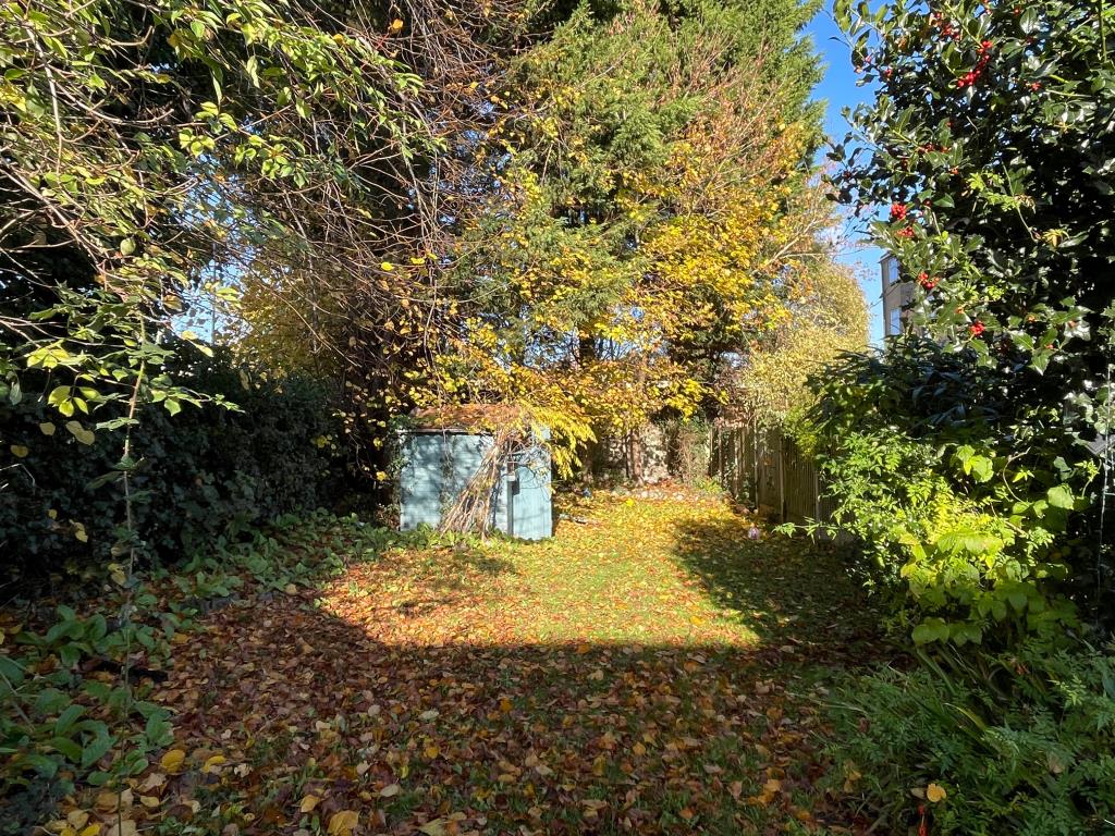 Lot: 132 - ATTRACTIVE HOUSE FOR IMPROVEMENT - Rear garden for house for refurbishment